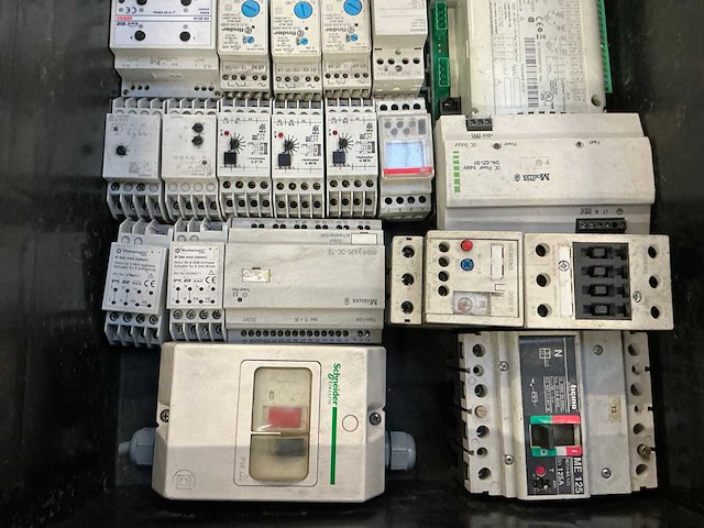 Partij industriële componenten - afbeelding 13 van  13