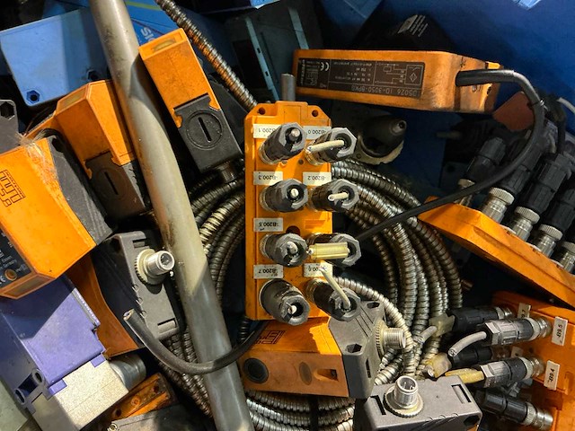 Partij industriële componenten - afbeelding 3 van  11