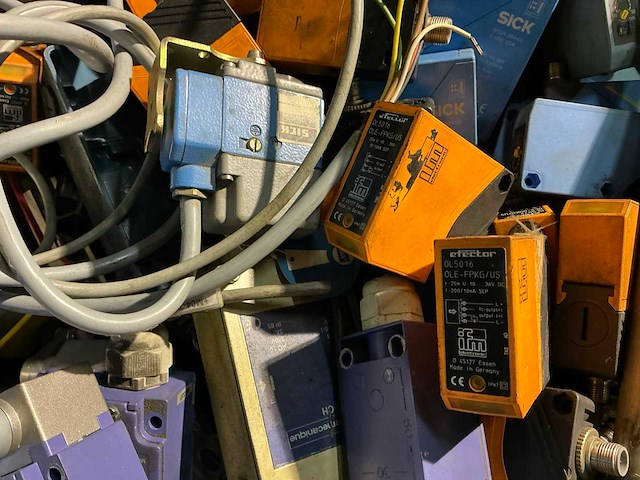 Partij industriële componenten - afbeelding 6 van  11