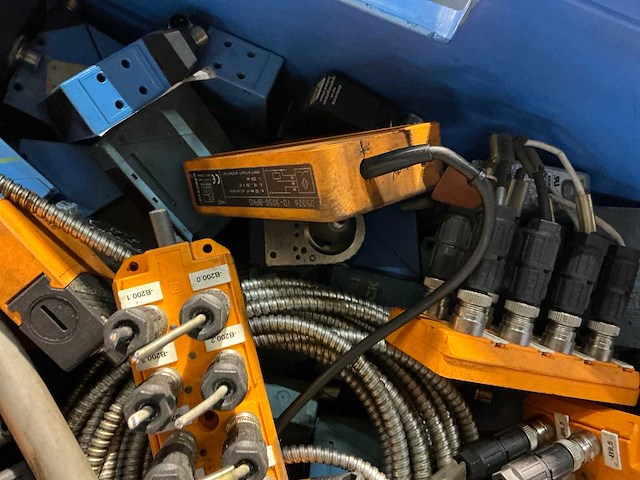 Partij industriële componenten - afbeelding 8 van  11