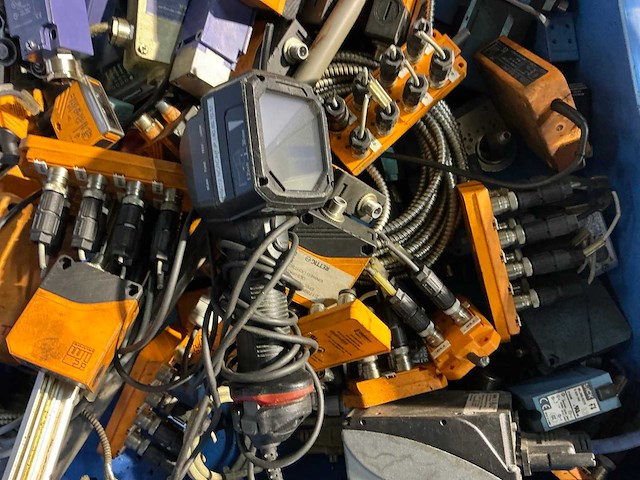 Partij industriële componenten - afbeelding 9 van  11