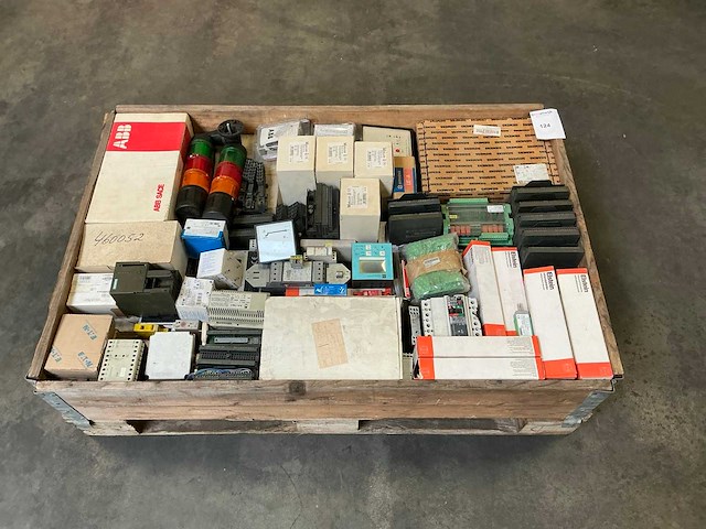 Partij industriële elektrische componenten - afbeelding 1 van  9