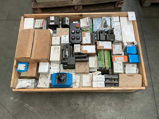 Partij industriële elektrische componenten - afbeelding 1 van  13