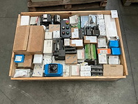 Partij industriële elektrische componenten - afbeelding 1 van  13