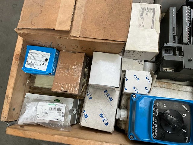 Partij industriële elektrische componenten - afbeelding 11 van  13