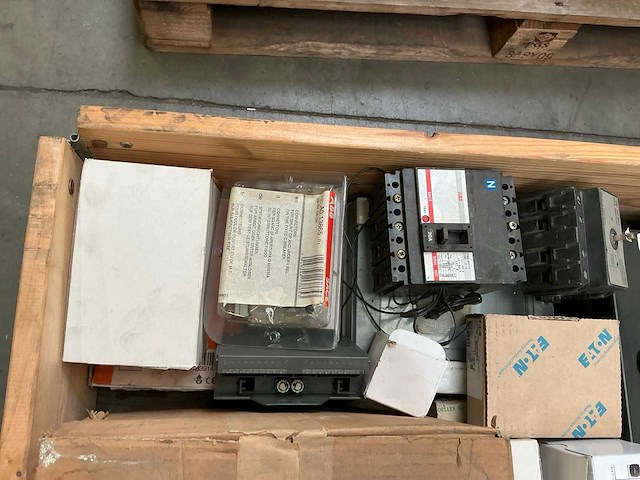 Partij industriële elektrische componenten - afbeelding 12 van  13