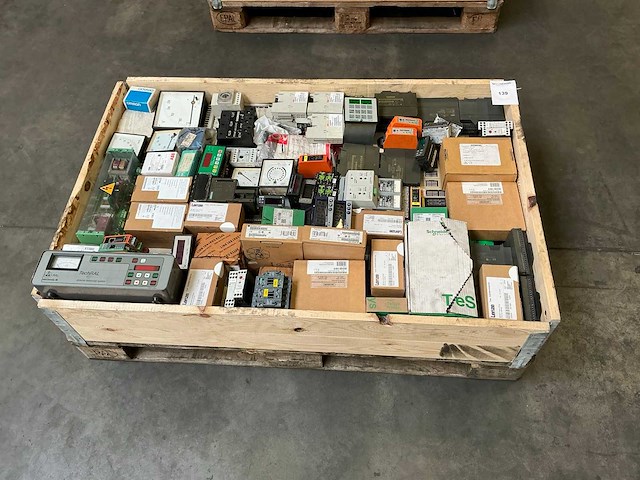 Partij industriële elektrische componenten - afbeelding 1 van  13