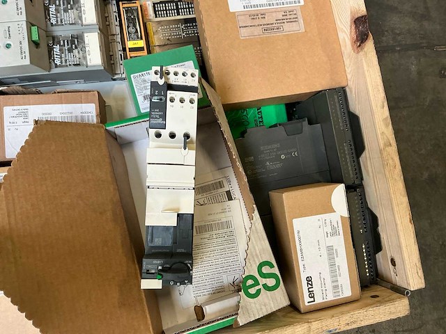 Partij industriële elektrische componenten - afbeelding 9 van  13