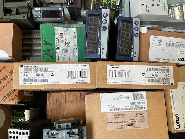 Partij industriële elektrische componenten - afbeelding 12 van  13