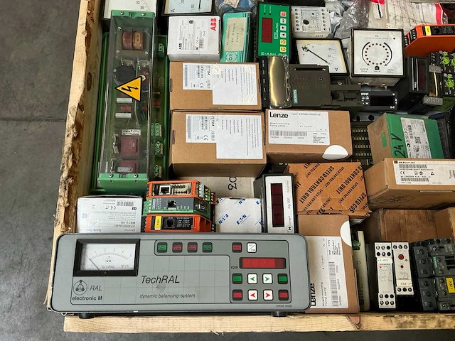 Partij industriële elektrische componenten - afbeelding 13 van  13