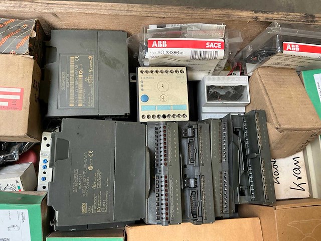 Partij industriële elektrische componenten - afbeelding 4 van  12