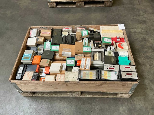 Partij industriële elektrische componenten - afbeelding 1 van  12