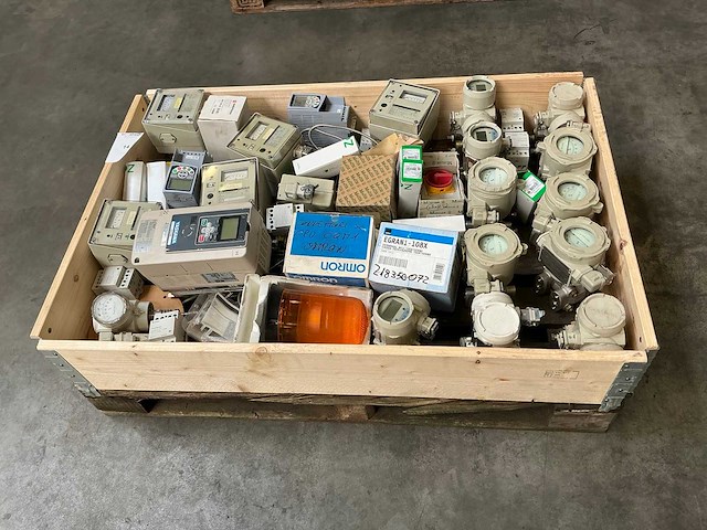 Partij industriële meet- en regelapparatuur - afbeelding 1 van  10