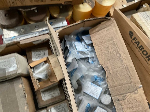 Partij industriële onderdelen - afbeelding 4 van  10