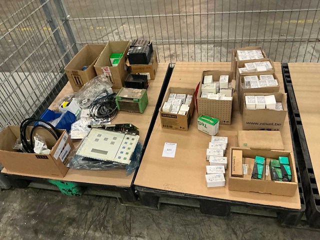 Partij industriële schakelmaterialen - afbeelding 1 van  9