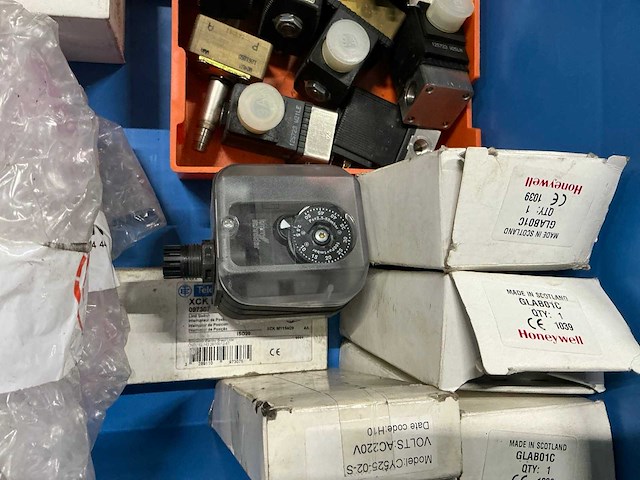 Partij industriële sensoren en schakelaars - afbeelding 3 van  6