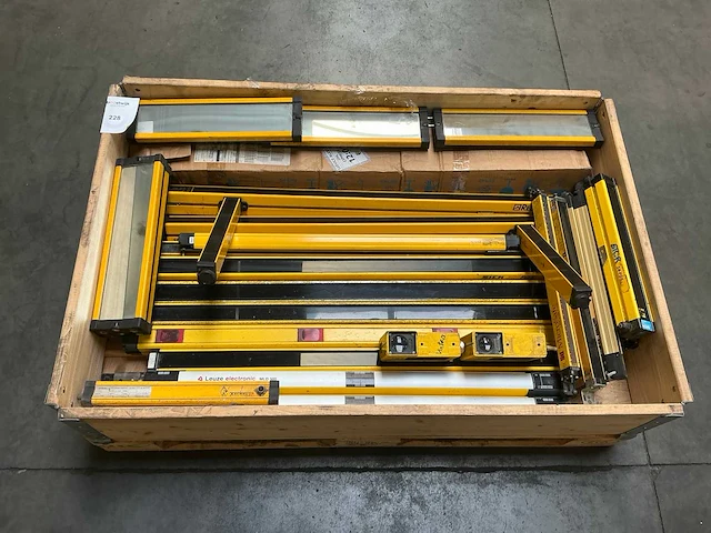 Partij industriële veiligheidslichtschermen en optische sensoren - afbeelding 1 van  8