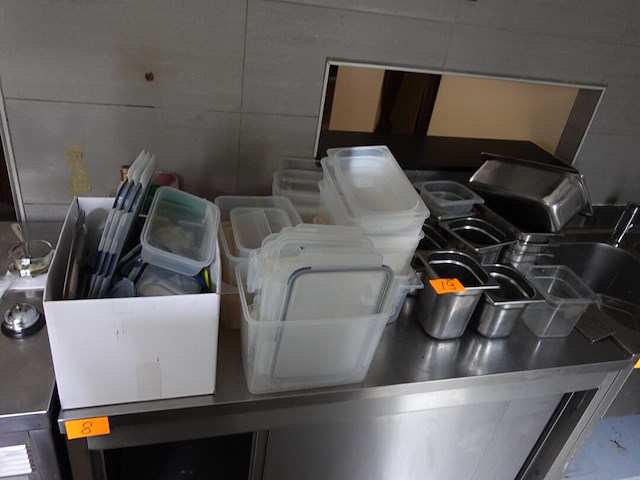 Partij inox g/n bakken + kunststof bakken - afbeelding 1 van  3