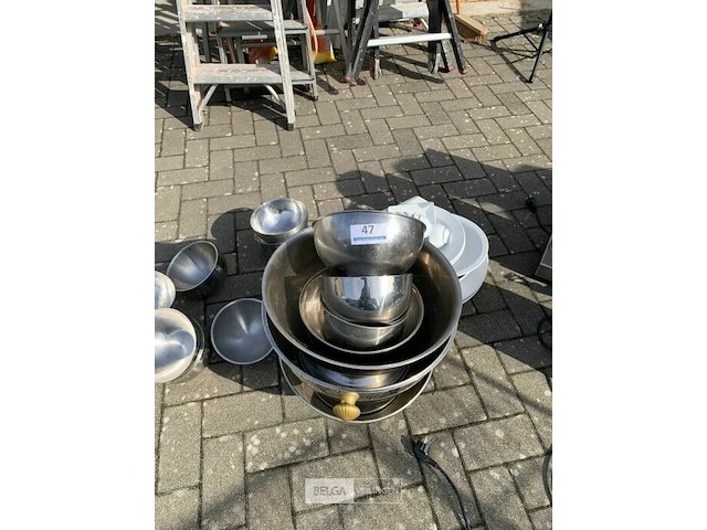 Partij inox kommen en porselein - afbeelding 1 van  3