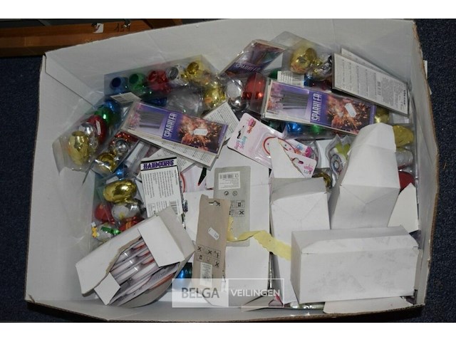 Partij inpaklint en verjaardagskaarsen - afbeelding 1 van  3