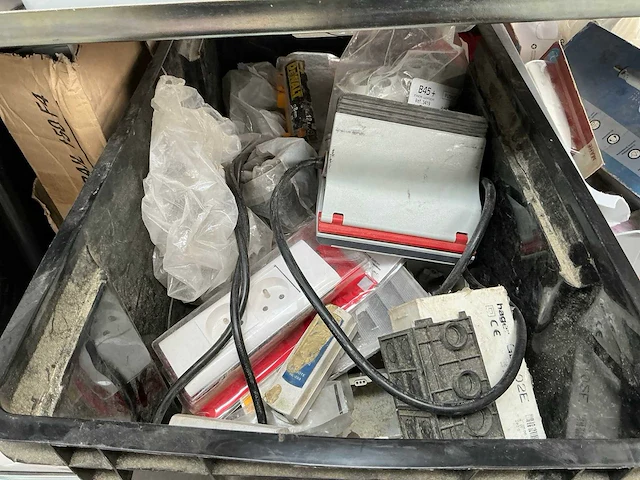 Partij installatie -en aannemersmateriaal - afbeelding 36 van  40