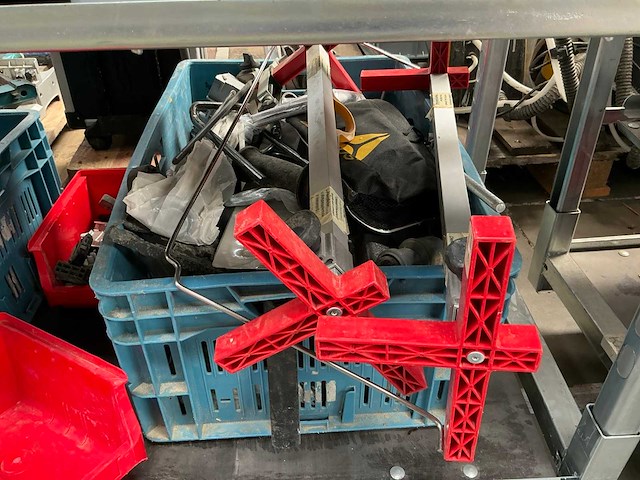 Partij installatie -en aannemersmateriaal - afbeelding 11 van  40