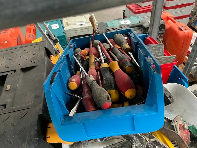 Partij installatie -en aannemersmateriaal - afbeelding 35 van  40