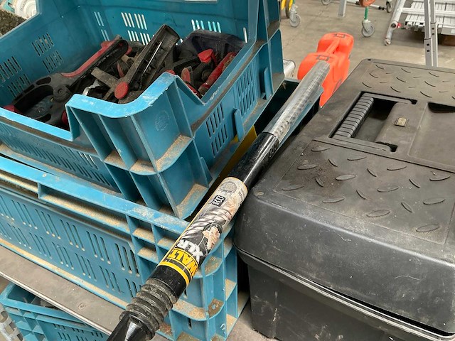 Partij installatie -en aannemersmateriaal - afbeelding 40 van  40