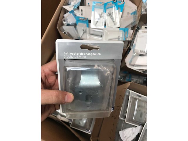 Partij installatie materiaal ter waarde van 30.000 eur. 7 pallets. - afbeelding 27 van  57