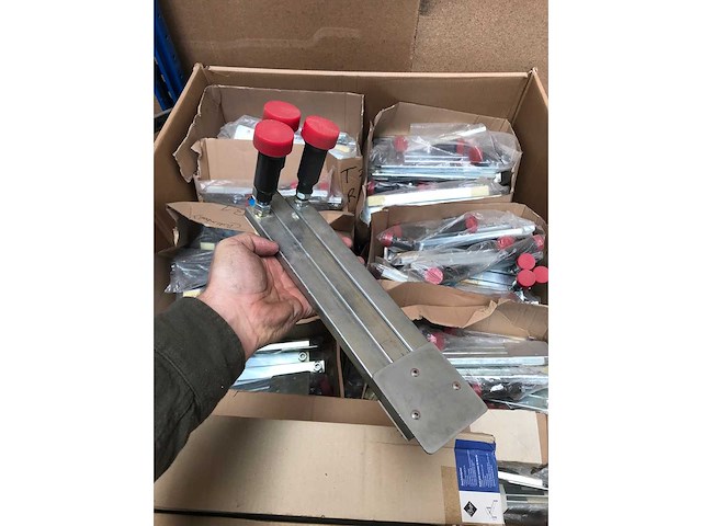 Partij installatie materiaal ter waarde van 30.000 eur. 7 pallets. - afbeelding 31 van  57