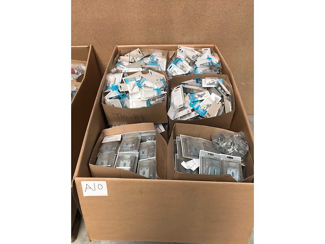 Partij installatie materiaal ter waarde van 30.000 eur. 7 pallets. - afbeelding 48 van  57