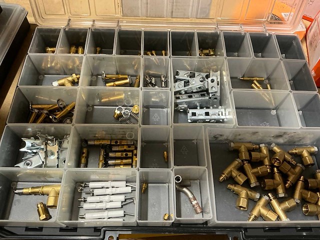 Partij installatie onderdelen - afbeelding 1 van  10