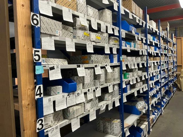 Partij installatiemateriaal bosch, vaillant, junkers, buderus - afbeelding 1 van  52