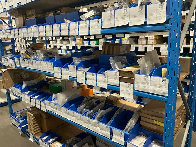 Partij installatiemateriaal bosch, vaillant, junkers, buderus - afbeelding 1 van  35
