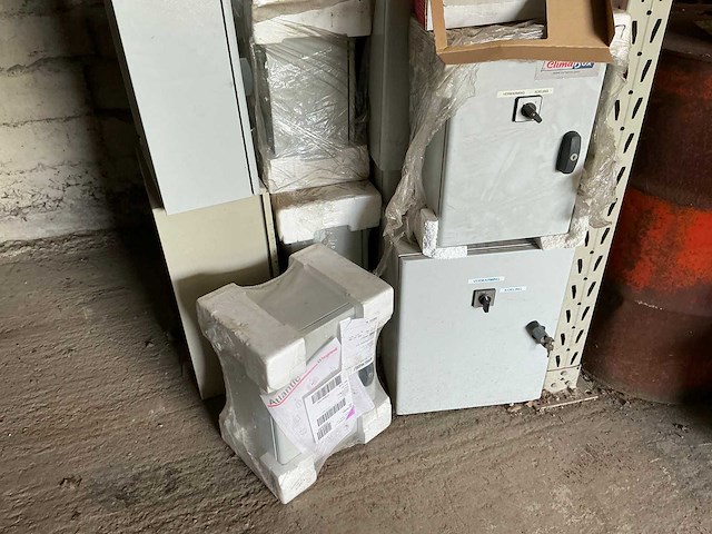 Partij installatiemateriaal - afbeelding 8 van  15
