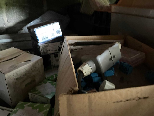 Partij installatiemateriaal - afbeelding 12 van  15