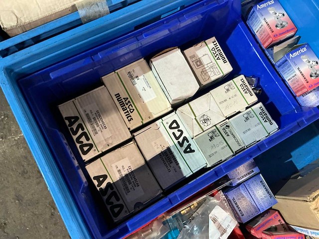 Partij installatiemateriaal - afbeelding 3 van  11