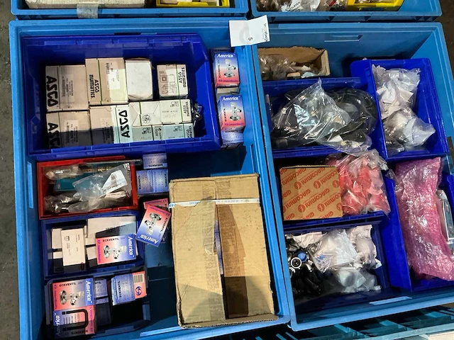Partij installatiemateriaal - afbeelding 1 van  11