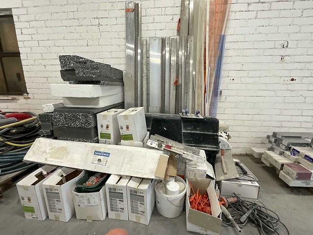 Partij isolatiematerialen en gevelpleisterbenodigdheden (eps, wapeningsprofielen, pluggen, spuittoestellen) - afbeelding 1 van  4
