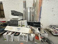 Partij isolatiematerialen en gevelpleisterbenodigdheden (eps, wapeningsprofielen, pluggen, spuittoestellen) - afbeelding 1 van  4