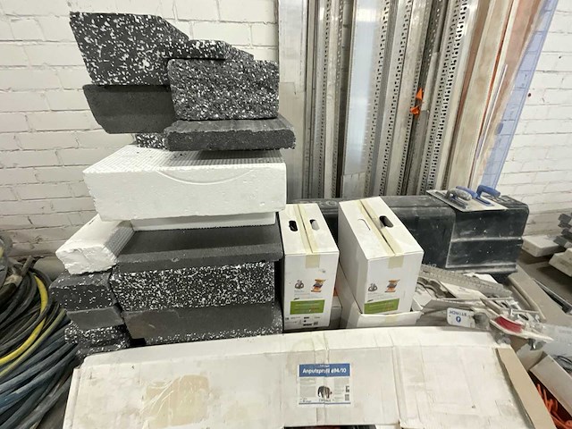 Partij isolatiematerialen en gevelpleisterbenodigdheden (eps, wapeningsprofielen, pluggen, spuittoestellen) - afbeelding 2 van  4