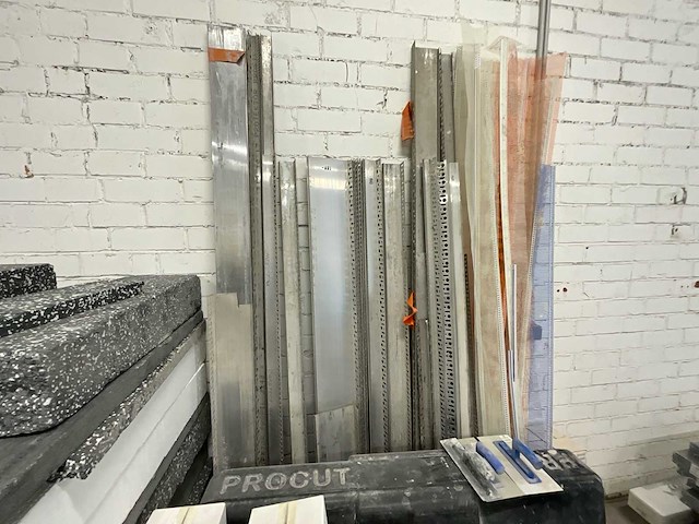 Partij isolatiematerialen en gevelpleisterbenodigdheden (eps, wapeningsprofielen, pluggen, spuittoestellen) - afbeelding 3 van  4
