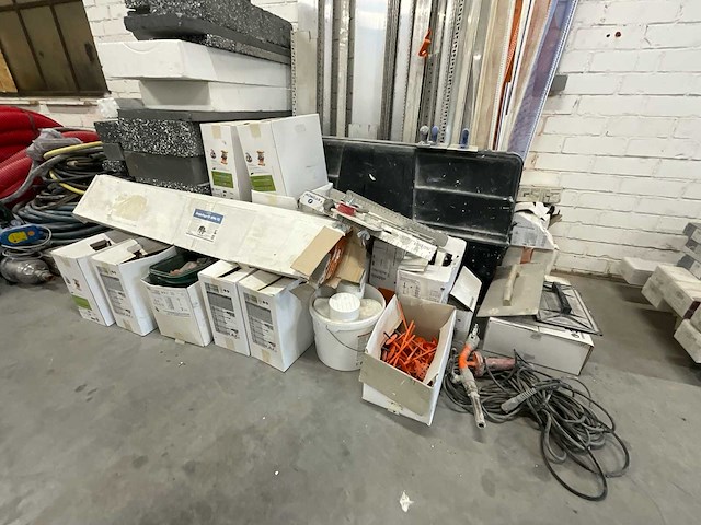 Partij isolatiematerialen en gevelpleisterbenodigdheden (eps, wapeningsprofielen, pluggen, spuittoestellen) - afbeelding 4 van  4