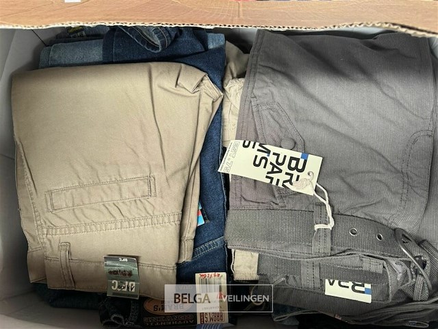 Partij jeans broeken etc, diverse maten en kleuren - afbeelding 1 van  2