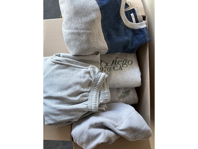 Partij joggings - afbeelding 1 van  9