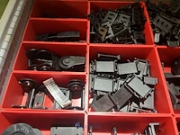 Partij kabelgeleidingen en installatietoebehoren - afbeelding 21 van  67