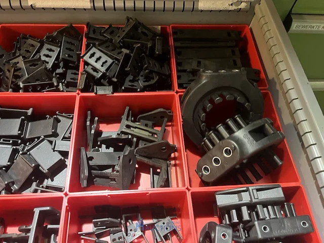 Partij kabelgeleidingen en installatietoebehoren - afbeelding 25 van  67
