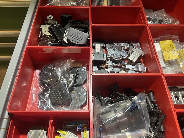 Partij kabelgeleidingen en installatietoebehoren - afbeelding 33 van  67