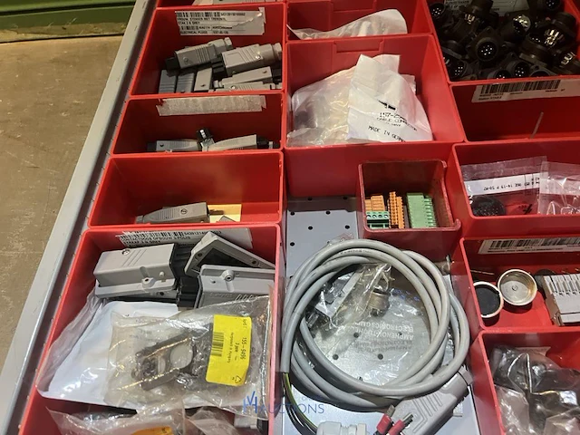 Partij kabelgeleidingen en installatietoebehoren - afbeelding 59 van  67