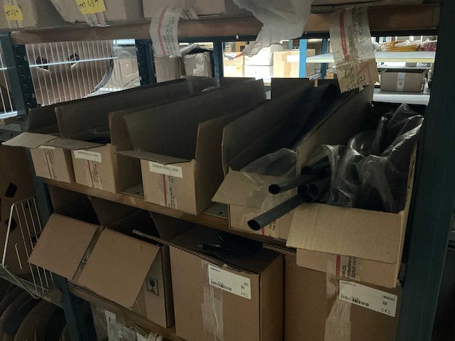 Partij kabels, krimpkousen, usb-hubs,.. - afbeelding 4 van  37